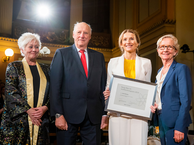 Kong Harald overrekker Kong Olav Vs kreftforskingspris for 2019 til professor Anne Simonsen. Generalsekretær i Kreftforeningen Anne Lise Ryel til venstre og styreleiar Gunn-Elin Bjørneboe til høgre. Foto: Håkon Mosvold Larsen / NTB scanpix