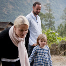 Kronprinsfamilien i samtale med barn som er på vei for å hente gras til kyrne (i Dzongu, Sikkim). Publisert 21.01. 2011 som handoutbilde fra Det kongelige hoff. Bildet er kun til redaksjonell bruk - ikke for salg. Foto: Kristi Marie Skrede, NRK / Det kongelige hoff. Størrelse: 3970 x 2703 px og 2,59 Mb.