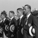 Ruvdnaprinsa Harald (olge&#154;bealde vuostta&#154; ráiddus) lea mielde Norgga borjjastan OL-joavkkus Tokyos, 1964. Dá lea borjjastanjoavku almmola&#154; OL-biktasiiguin. (NTB / Scanpix)