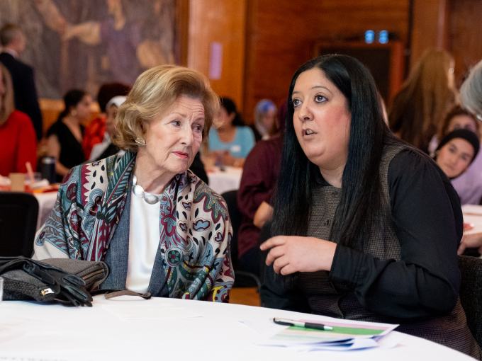 Dronning Sonja i samtale med MiRA-senterets leder Khansa Ali. Foto: Liv Anette Luane, Det kongelige hoff