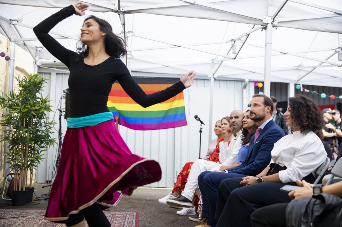 Kulturelle innslag var en del av programmet under åpningen av Salams lokaler. Her danser Hediye Azma. Foto: Tore Meek/NTB Scanpix.
