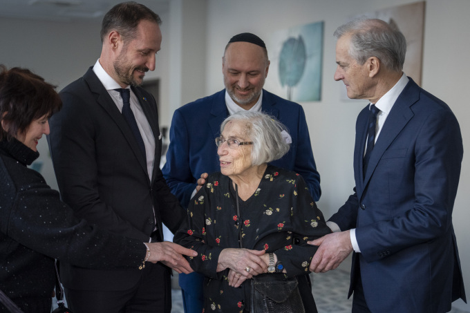 Før den offisielle minnemarkeringen møttes den norske delegasjonen til lunsj. Foto: Heiko Junge, NTB