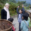 Kronprinsfamilien i samtale med barn som er på vei for å hente gras til kyrne (i Dzongu, Sikkim). Publisert 21.01. 2011 som handoutbilde fra Det kongelige hoff. Bildet er kun til redaksjonell bruk - ikke for salg. Foto: Kristi Marie Skrede, NRK / Det kongelige hoff. Størrelse: 4288 x 2848 px og 3,28 Mb.