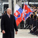 Gonagas Harald inspisere gudnigardena buresboahtinseremoniijas Bratislavas (Govva: Radovan Stoklasa / Reuters /Scanpix)