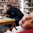 På biblioteket i Fyret flerbrukshus møtte Kronprinsen og Kronprinsessen åtte barn barn fra Jøa barnehage. Foto: Berit Roald / NTB scanpix
