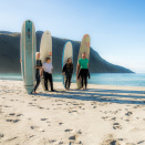 Kronprinsfamilien surfer i Hoddevik. Handoutbilde fra Det kongelige hoff publisert 07.10.2017. Bildet er kun til redaksjonell bruk - ikke for salg. Foto: Fjordlapse Photography, Det kongelige hoff.