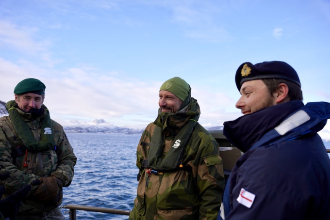 Kronprinsen i samtale med soldater ombord i en av stridsbåtene til Kystjegerkommandoen. Foto: Sara Svanemyr, Det kongelige hoff