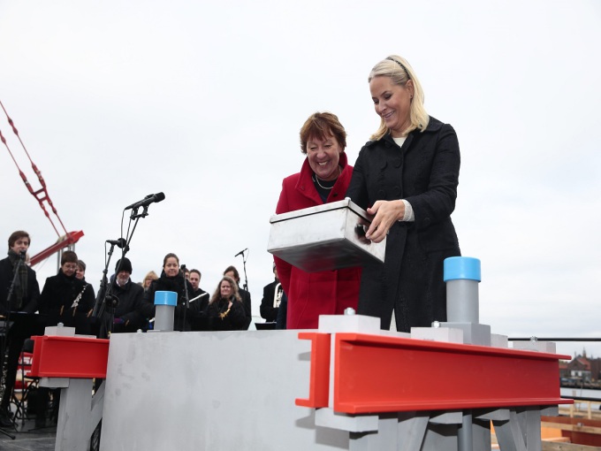 Ruvdnaprinseassa Mette-Marit bijai vuođđogeađggi ođđa museai golggotmánu 14. beaivvi  2016. Oslo sátnejođiheaddji Marianne Borgen čuožžu Ruvdnaprinseassa bálddas. Govva: Håkon Mosvold Larsen, NTB
