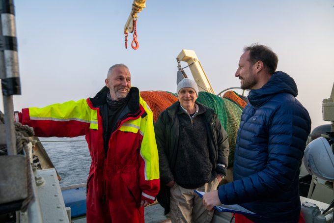 Kronprinsen sammen med professorene Ketil Hylland og Stein Kaartvedt. Foto: Simen Løvberg Sund / Det kongelige hoff