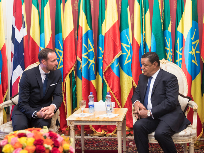 Ruvdnaprinsa Haakon ja Presideanta Mulatu Teshome ságastallamin. Govva: Vidar Ruud, NTB scanpix