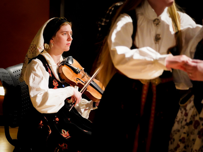 Bunaden i bruk: Leikarringen BUL Oslo underheldt med song, dans og felespel. Foto: Liv Anette Luane, Det kongelege hoffet