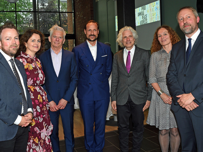 Fra venstre Torbjørn Røe Isaksen, Torunn L. Tryggestad, Karl Ove Moene, Kronprinsen, Steven Pinker, Camilla Stoltenberg og Henrik Urdal. Foto: Sven Gj. Gjeruldsen, Det kongelige hoff