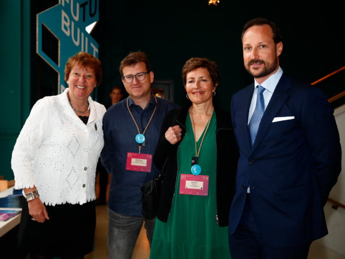 Kronprinsen ble tatt imot av ordfører Marianne Borgen, Urban Future-direktør Gerald Babel-Sutter og programleder Birgit Rusten fra FutureBuilt. Foto: Terje Pedersen, NTB scanpix