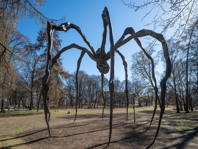 Installasjonsbilde av Louise Bourgeois's Maman (1999) i Slottsparken, Oslo, Norge, 2023. Foto: Øyvind Möller Bakken © The Easton Foundation/Licensed by BONO, NO and VAGA at Artists Rights Society (ARS), NY.