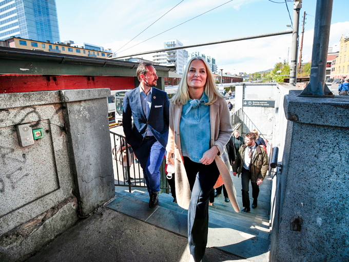Kronprinsparet ankommer Majorstua. Foto: Lise Åserud, NTB scanpix