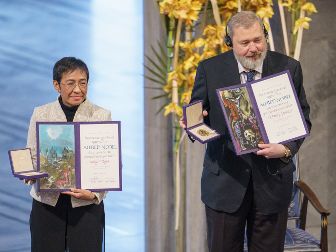 Journalistaguovttos Maria Ressa ja Dmitrij Muratov oažžuba Nobel ráfibálkkašumi 2021. Govven: Cornelius Poppe / NTB