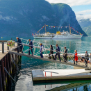 Kongen og Dronningen går i land i Valldal i Fjord kommune. Foto: Lise Åserud / NTB