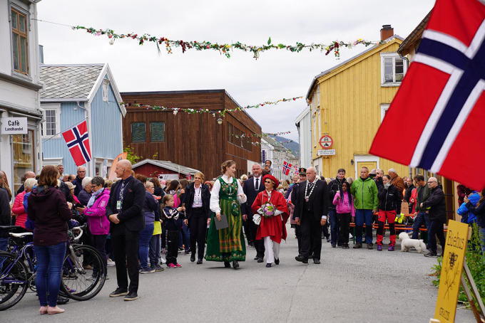 Katrine Remmen Wiken, formidlingsleder i Helgeland Museum, orienterte Dronningen om historiske Sjøgato og Festspillene på Helgeland. Foto: Det kongelige hoff