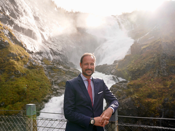 Toget gjorde ein stopp på veg til Flåm, og Kronprinsen kunne beundre Kjosfossen. Foto: Sara Svanemyr, Det kongelege hoffet