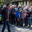 Ved Fjellstu: Et kor fra Namsskogan sang potpurri av norske sanger, anført av solist Bjørnar Sellin. Foto: Berit Roald / NTB scanpix