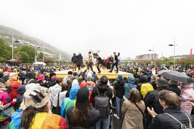 Rundt 150 kjente og ukjente mennesker lagde et levende portrett av Bergen ved Festspillene i 
Bergens åpningsseremoni. Foto: Tuva Åserud / NTB