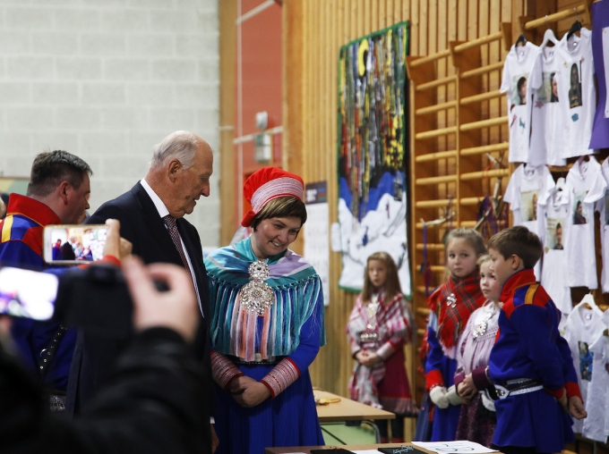 Gonagas Harald ja sámediggepresideanta Aili Keskitalo geahčadeamen čájáhusaid falástallanhállas. Govva: June Bjørnback/Ságat