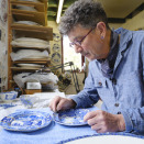 Paul Scott i arbeid. Foto: Øivind Möller Bakken, De kongelige samlinger