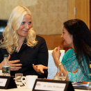 Kronprinsessen og Lakshmi Puri i UN Women under en paneldebatt om mødredødelighet (Foto: Azhar Rahim)