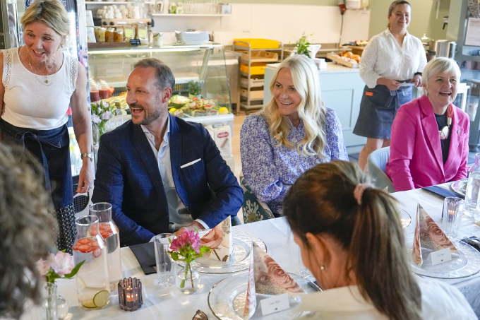 Under lunsjen fikk Kronprinsparet blant annet høre om hvordan gründerbedriften Sisters in Business ble til. Foto: Beate Oma Dahle / NTB