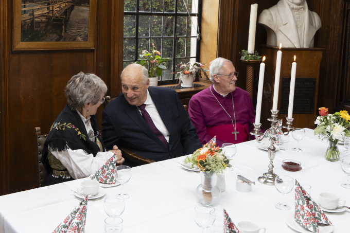 Under kirkekaffen møtte Kongeparet nordmenn bosatt i London. Foto: Sjømannskirken i London