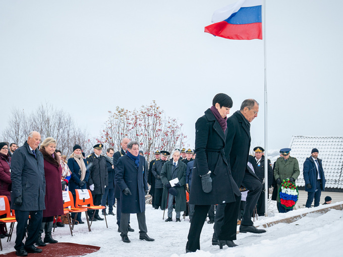 Olgoriikaministtar Ine Eriksen Søreide ja Ruošša olgoriikaministtar Sergej Lavrov bidjaba kránssa soađis gahččan sovjehtalaš soalddáhiid muitogeađggi lusa Girkonjárggas. Govva: Heiko Junge / NTB scanpix 