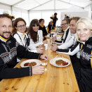 26. februar: Kronprins Haakon og Kronprinsesse Mette-Marit besøker Frivilligteltet i Midtstuen. Kronprinsen så også kombinert og kvinnenes 15 kilometer, før Kronprinsparet så hopp normal bakke sammen  (Foto: Lise Åserud / Scanpix)
