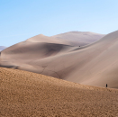 Dunhuang birastahttet Gobi sáttomeahcit, ja dat stuora sáttovárit geasuhit ollu turisttaid. Govva: Heiko Junge, NTB Scanpix