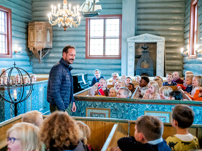 Ruvdnaprinsa Haakon Lesja girkus, gos 50 máná lávlo sutnje. Govva: Stian Lysberg Solum / NTB scanpix