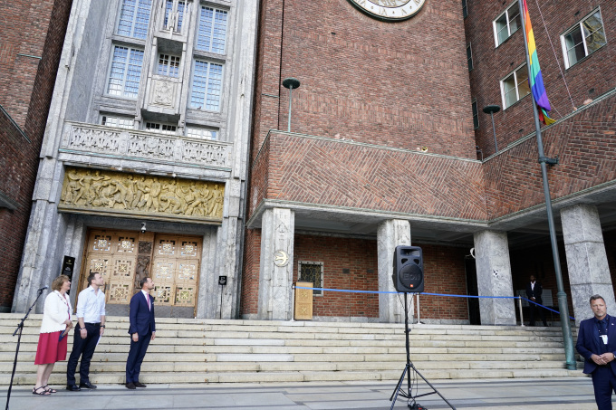 Regnbueflagget ble heist i borggården på Oslo Rådhus. Foto: Terje Pedersen / NTB