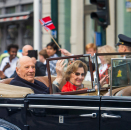 Kongeparet i A1 på vei ned Karl Johans gate. Foto: Fredrik Varfjell / NTB scanpix