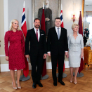 Presideantabárra sávai Ruvdnaprinsii ja Ruvdnaprinsessii buresboahtima Presideantagárdimis. Govva: Lise Åserud / NTB Scanpix