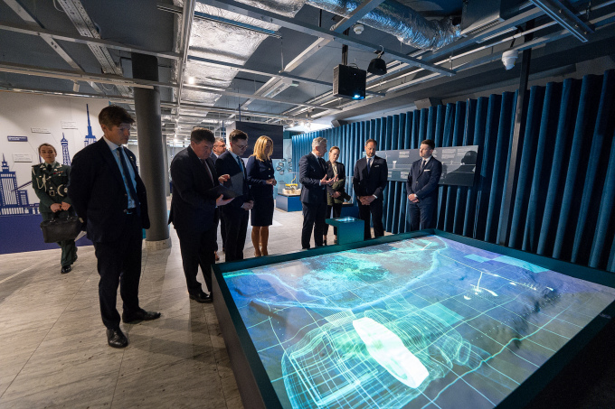 På det maritime kultursenteret fikk Kronprinsen også en guidet tur gjennom Equinors utstilling om havvind i Østersjøen med navnet «The Baltic – the Sea of Green energy». Foto: Adrian N. Cuper/Royal Norwegian Embassy