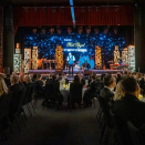 Om kvelden inviterte de fem kommunene på fylkesturen til middagsshowet «Feel Royal». Foto: Erik Birkeland / TINGH