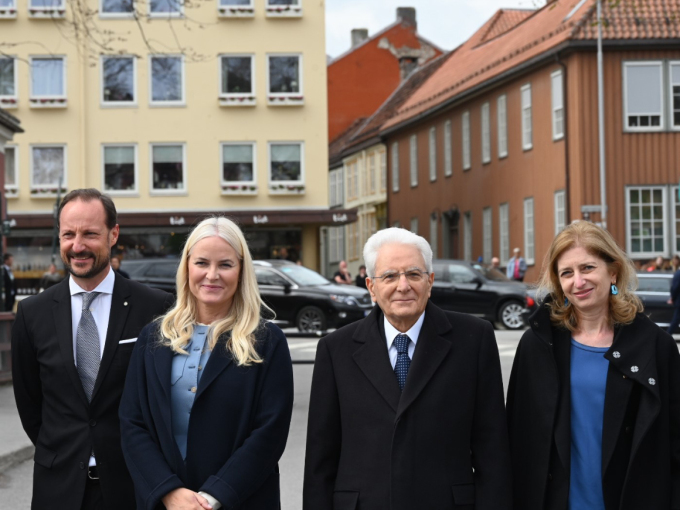Ruvdnaprinsabárra čuovui Presideantta Mattarella ja Laura Mattarella Troanddimii. Govven: Sven Gj. Gjeruldsen, Gonagaslaš hoavva. 