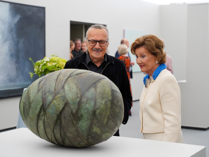 Dronning Sonja og kurator Sune Nordgren foran 