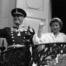 Gonagasbeara&#154; olggobealde Stiftsgården. Ruvdnaprinsa Harald kadeahtaid gallauniforpmain (Gonagasla&#154; hoava govvaarkiiva)