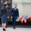 Ruvdnaprinsa Haakon bijai liđiid monumeantta lusa mii lea ceggejuvvon gudnin sidjiide geat gahčče Estteeatnama friddjavuođasoađis. Govva: Lise Åserud, NTB Scanpix