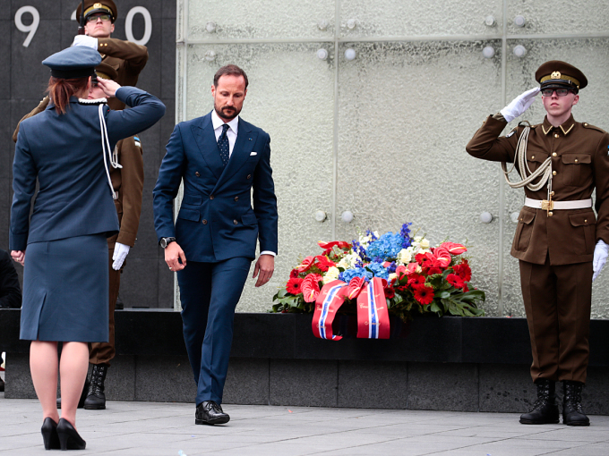 Ruvdnaprinsa Haakon bijai liđiid monumeantta lusa mii lea ceggejuvvon gudnin sidjiide geat gahčče Estteeatnama friddjavuođasoađis. Govva: Lise Åserud, NTB Scanpix
