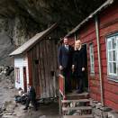 Ruvdnaprinsa Haakon ja Ruvdnaprinseassa Mette-Marit guossástallamin Helleren báikkis (Govva: Bjørn Sigurdsøn, Scanpix)