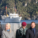 Kronprinsparet fikk se både sang og teater fra barn og unge i Høylandet. Foto: Berit Roald / NTB scanpix