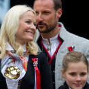 Kronprinsfamilien hilser barnetoget i Asker på Skaugum. Foto: Jon Olav Nesvold / NTB scanpix.