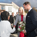 Blomsterbarna Najah (4. klasse) og Kristian (7. klasse) ønsker velkommen til Grong. Foto: Berit Roald / NTB scanpix