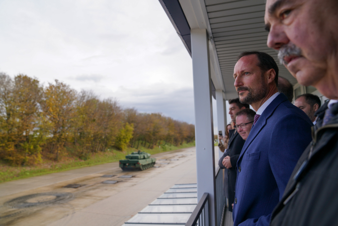Kronprinsen fikk en orientering og demonstrasjon om norsk-tysk samarbeid innen forsvarsmateriell og industri under besøket i München. Foto: Simen Løvberg Sund, Det kongelige hoff