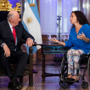 Gonagas Harald ja Argentiinna várrepresideanta Gabriela Michetti ságastallamin  Buenos Aires Kongreassas. Govva: Heiko Junge / NTB Scanpix